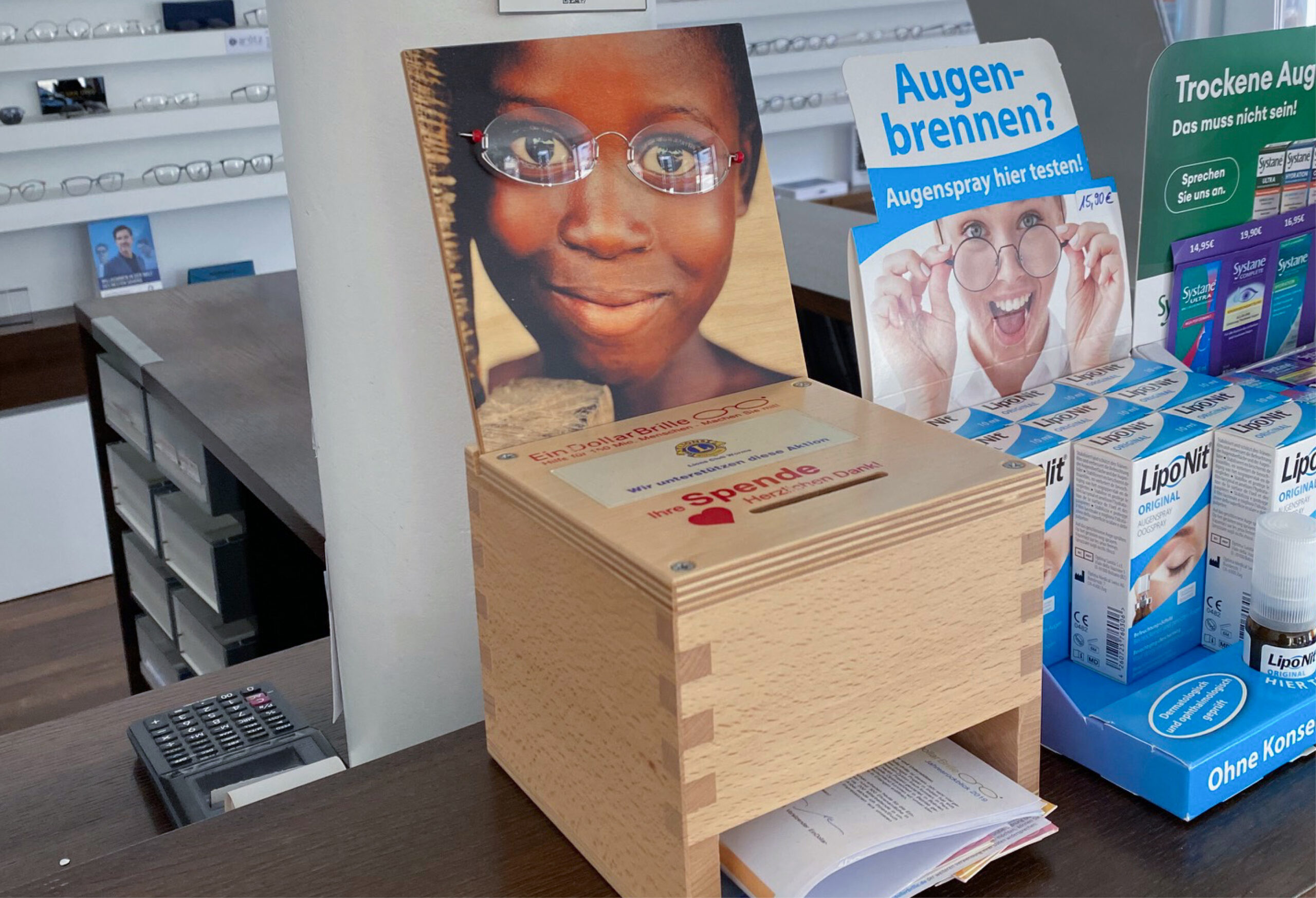 Optik+Akustik Grätz in Biblis Spendendose für den Verein „EinDollarBrille e.V.“ bei Optik+Akustik Grätz in Biblis.