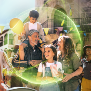 Familie mit Kindern auf einem Straßenfest